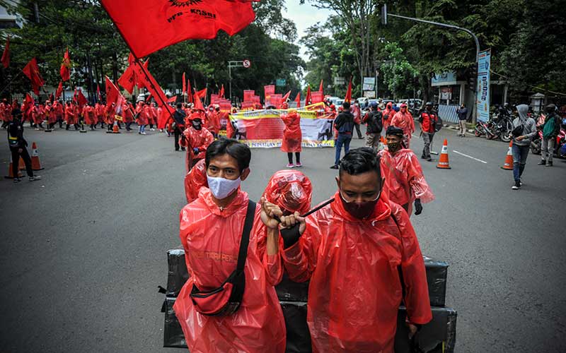  Buruh di Bandung Gelar Aksi Menuntut Pemberian Akses Vaksinasi Covid-19