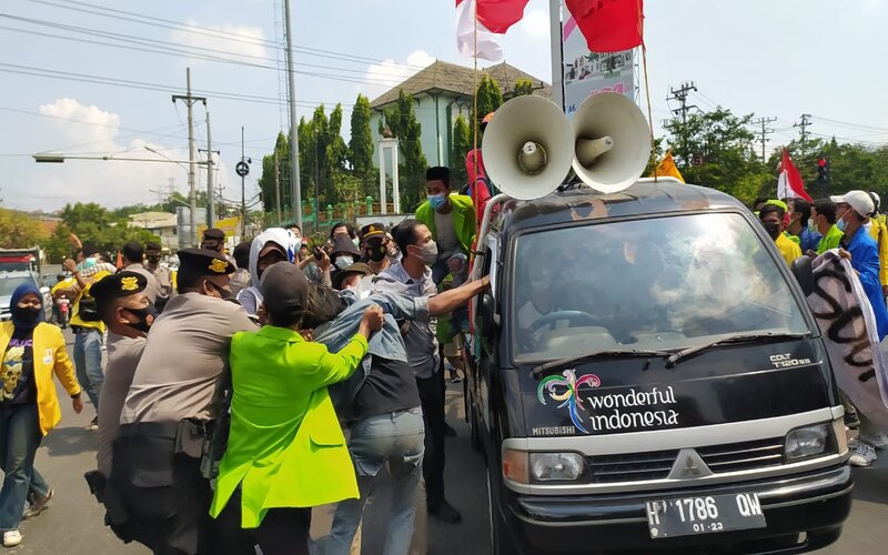  Peringatan Hari Buruh di Semarang Diwarnai Benturan