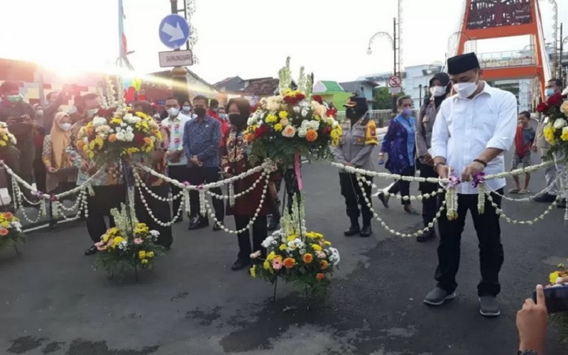 Menteri Sosial (Mensos) Tri Rismaharini dan Wali Kota Surabaya Eri Cahyadi bersama-sama meresmikan Jembatan Sawunggaling yang terkoneksi dengan Terminal Intermoda Joyoboyo, Kota Surabaya, Sabtu (1/5/2021)./Antara