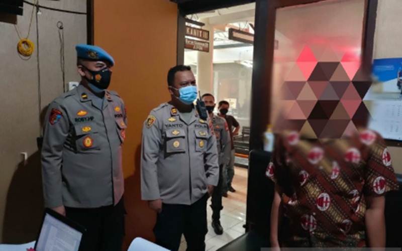 Pemuda bernisial HH, 24, saat dimintai keterangan akibat komentarnya di akun grup Facebook yang hina TNI dan kru Kapala Selam Nanggala-402./Antara/Istimewa