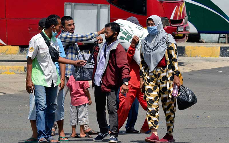  Terminal Rajabasa Bandar Lampung Ramai Dipadati Pemudik