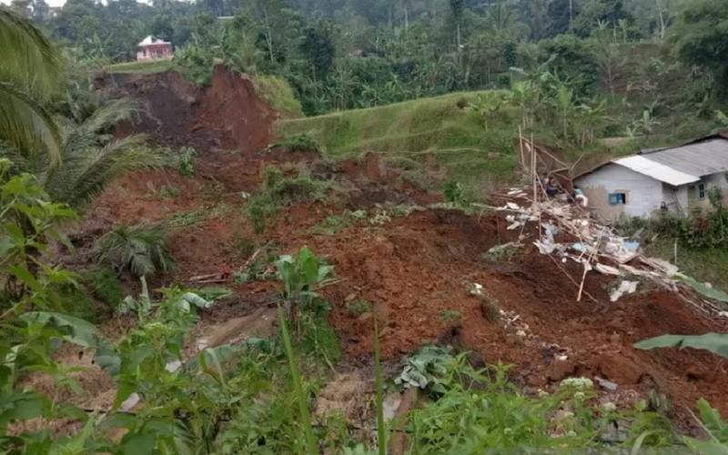 Lokasi bencana tanah longsor di Kampung Awilega, RT03, RW08, Desa Ginanjar, Kecamatan Ciambar, Kabupaten Sukabumi, Jawa Barat pada Sabtu, (1/5/2021) yang mengakibatkan tiga warga tertimbun satu diantaranya meninggal dunia./Antararn