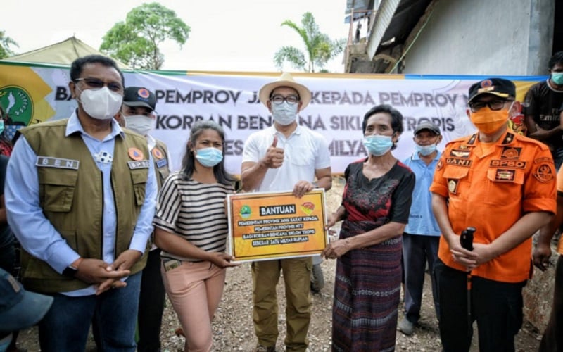  Ridwan Kamil Serahkan Langsung Bantuan Rp1 Miliar untuk Korban Longsor di NTT