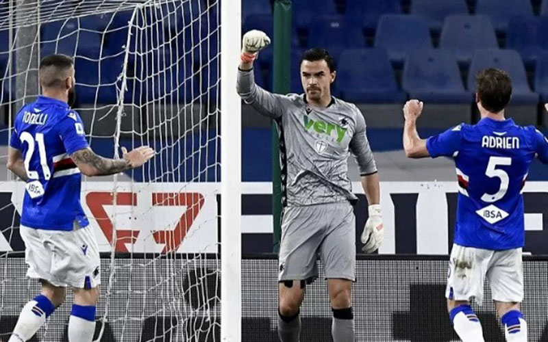 Penjaga gawang Sampdoria berdarah Indonesia, Emil Audero Mulyadi (tengah), selepas menggagalkan tendangan penalti Edin Dzeko./Antara/Reuters