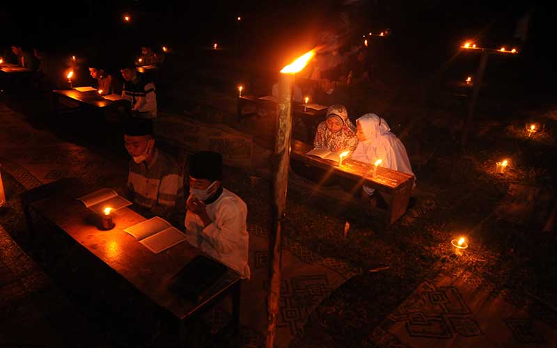  Santri Pondok Pesantren di Boyolali Mengaji Dengan Penerangan Tradisional Saat Malam Selikuran