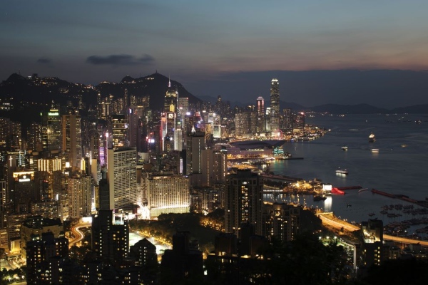 Pemandangan Hong Kong pada malam hari./Bloomberg-Brent Lewin