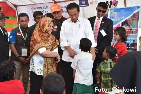 Jokowi mengunjungi pengungsi Rohingya yang ditampung di kamp pengungsi di Distrik Cox's Bazar, Bangladesh/@jokowi