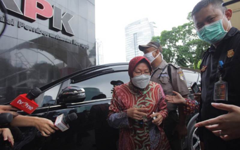 Dokumentasi - Menteri Sosial Tri Rismaharini (tengah) saat tiba di Gedung Merah Putih KPK, Jakarta, Jumat (30/4/2021)./Antara-Reno Esnir