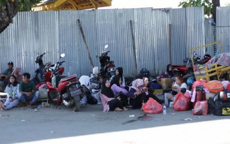  Ratusan Calon Penumpang Tujuan Pulau Raas Tertahan 3 Hari di Pelabuhan Jangkar