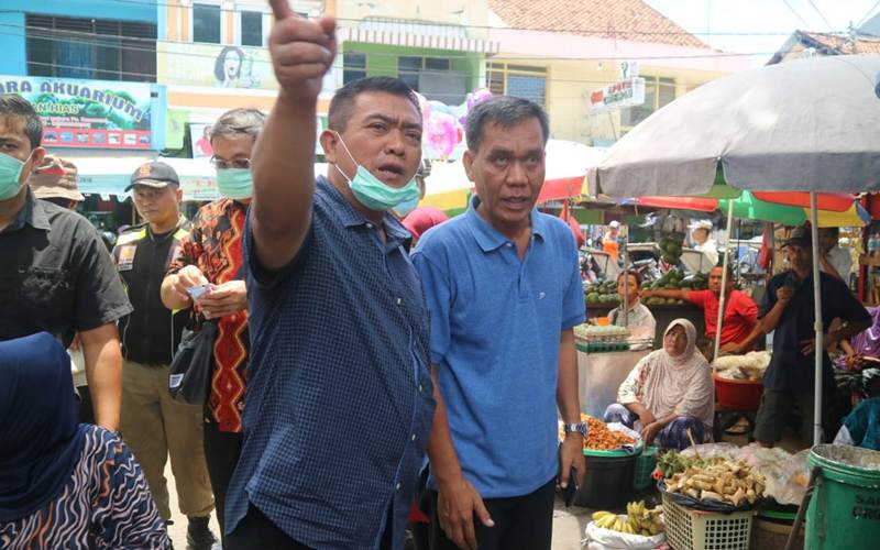 Wali Kota Cirebon Nashrudin Azis (menunjuk) dengan latar belakang sejumlah pedagang./Bisnis-Kim Baihaqi