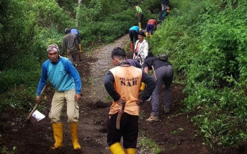 Perbaikan jalur Apuy Gunung Ciremai/Istimewa