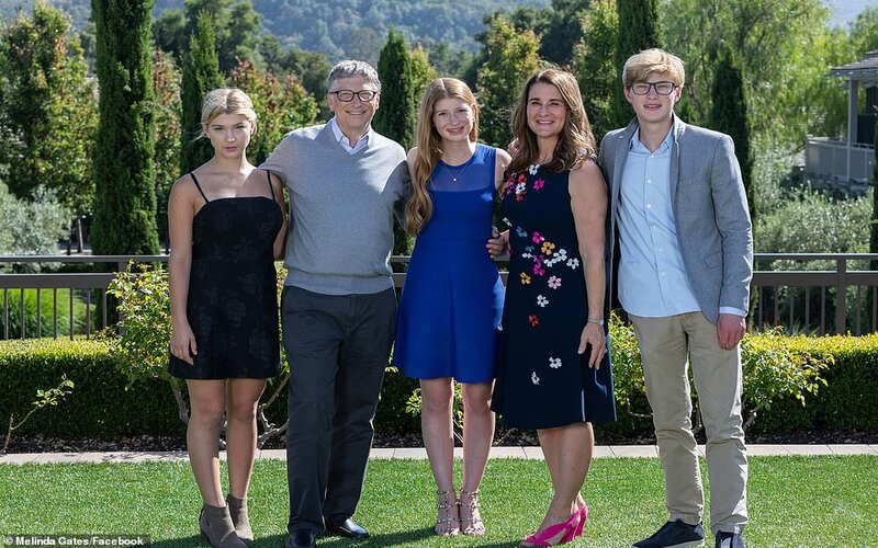 Bill (kedua dari kiri) dan Melinda Gates (kedua dari kanan) bersama anak-anaknya/ Facebook Melinda