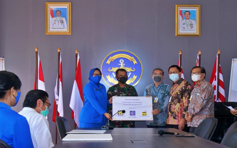 Penyerahan bantuan ke perwakilan TNI AL.