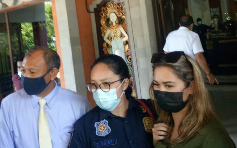  WN Rusia Pelukis Gambar Masker di Wajah Dideportasi dari Bali