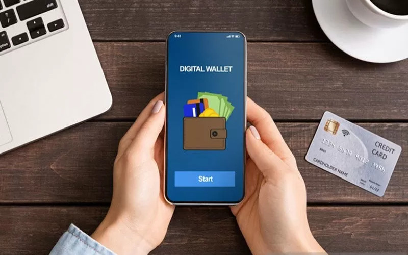 Wanita memegang smartphone dengan aplikasi dompet digital. /ANTARA