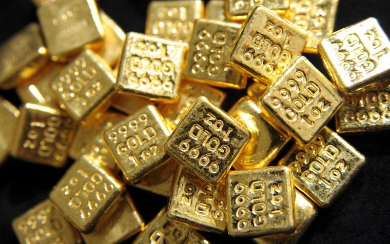 Emas batangan 24 karat ukuran 1oz atau 1 ons, setara 28,34 gram. Harga emas cenderung turun dari level US$1.800 per ons./Bloomberg