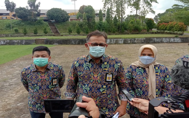 Kepala Balai Besar Pelaksana Jalan Nasional Sumatra Selatan Kgs Syaiful Anwar (tengah) member pernyataan terkait kondisi jalan nasional di Sumatra Selatan./Bisnis-Dinda Wulandari