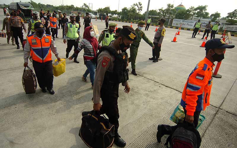  Tertangkap Saat Penyekatan, Pemudik Yang Menggunakan Travel Gelap Diturunkan di Jalan Tol