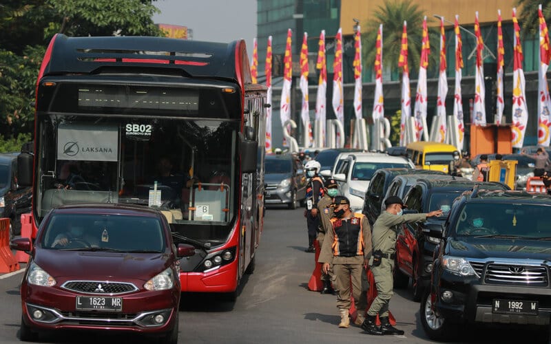  Larangan Mudik di Surabaya Paksa Sejumlah Kendaraan Putar Balik, Travel Ditilang dan Disita