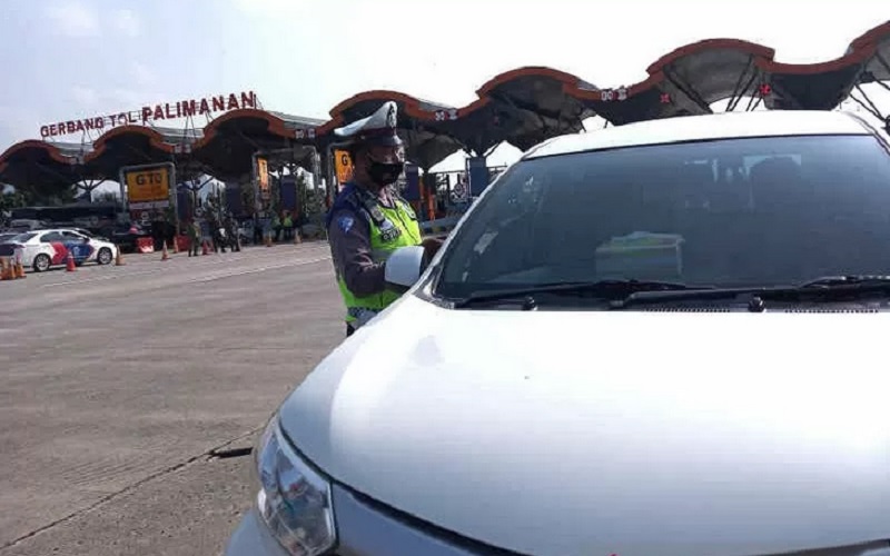 Petugas saat melakukan simulasi penyekatan di GT Palimanan Cirebon./Antara