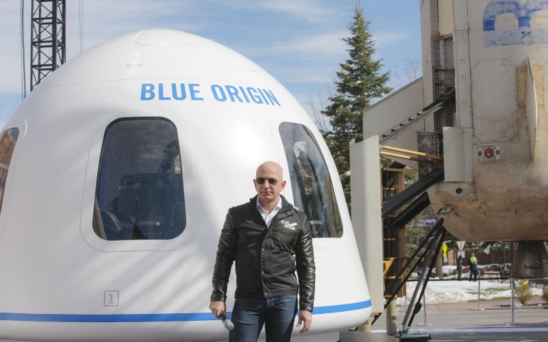  Jeff Bezos Lelang Kursi Penerbangan ke Luar Angkasa Bareng Blue Origin, Berminat?