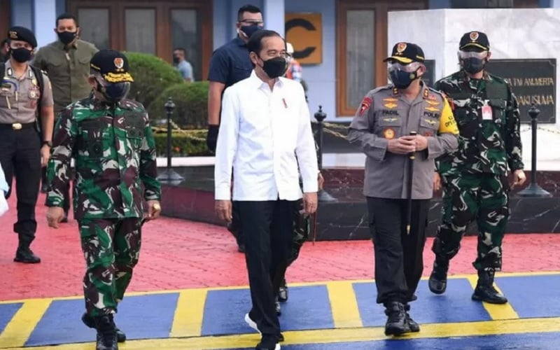 Presiden RI Joko Widodo bertolak menuju Provinsi Jawa Timur dari Pangkalan TNI AU Halim Perdanakusuma, Jakarta, Kamis (6/5/2021)./Antara rnrn