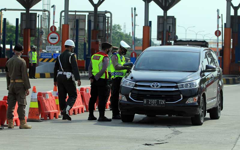  Cegat Pemudik, Petugas Kepolisian Lakukan Penyekatan di Pintu Tol Cipali