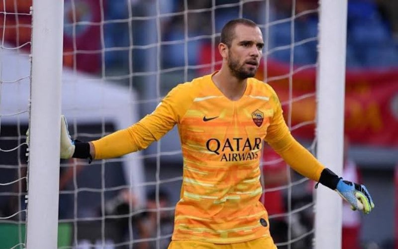  Cedera Saat Disikat MU, Kiper Roma Pau Lopez Absen Hingga Akhir Musim