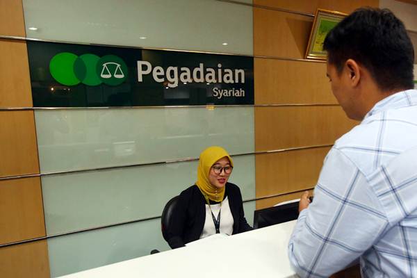 Karyawan melayani nasabah di cabang Pegadaian Syariah, Jakarta, Selasa (15/1/2019)./Bisnis-Abdullah Azzam