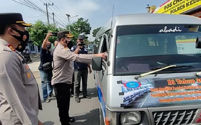  Mudik Dilarang, Polisi Putar Balik 500 Kendaraan di Perbatasan Kediri-Kota Baru