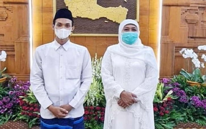 Gubernur Jawa Timur, Khofifah Indar Parawansa berfoto bersama Rahmat Alfian Hidayat, santri yang lolos menjadi imam Masjid Besar di UEA./Istimewa 