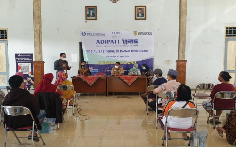 Bank Indonesia bekerja sama dengan Bank Jateng Cabang Sukoharjo melakukan edukasi kepada pedagang mengenai fasilitas pembayaran nontunai berbasis Quick Response Code Indonesian Standard (QRIS). (Foto: Istimewa)
