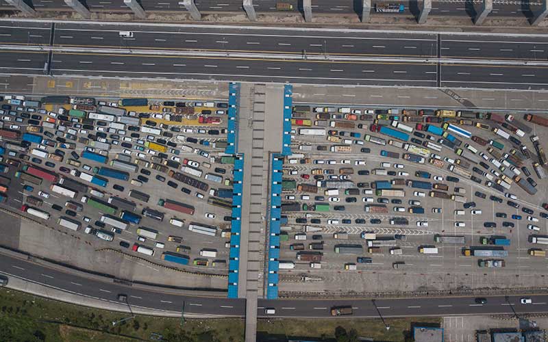  Ratusan Kendaraan Dipaksa Putar Balik di Gerbang Tol Cikarang Barat Saat Operasi Ketupat Jaya 2021