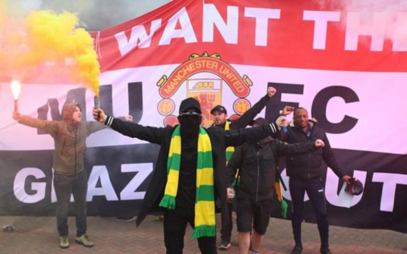 Fans Manchester United melakukan demo ingin keluarga Glazer pergi./BBC