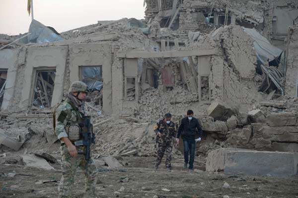 Tentara Afganistan dan Tentara NATO memeriksa bangunan yang rusak akibat serangan bom, Kamis (10/11/2016). /Reuters