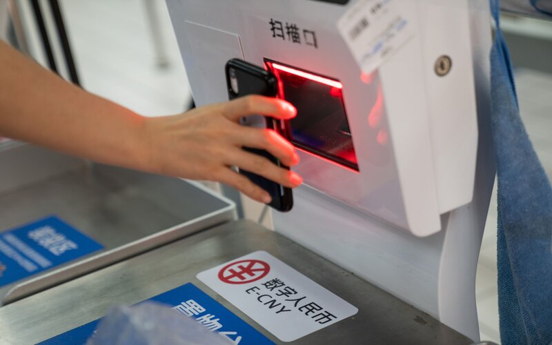 Yuan digital atau e-CNY yang tengah diujicobakan penggunaannya secara domestik di Shenzen, China/Bloomberg