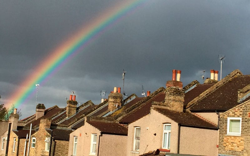 Pelangi menghiasai langit di atas perumahan di London, Inggris. /Reuters/Russell Boyce