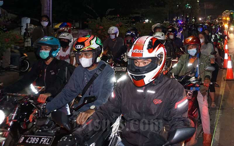  Petugas Gabungan Lakukan Penyekatan di Sejumlah Jalan Yang Menuju Jawa Tengah