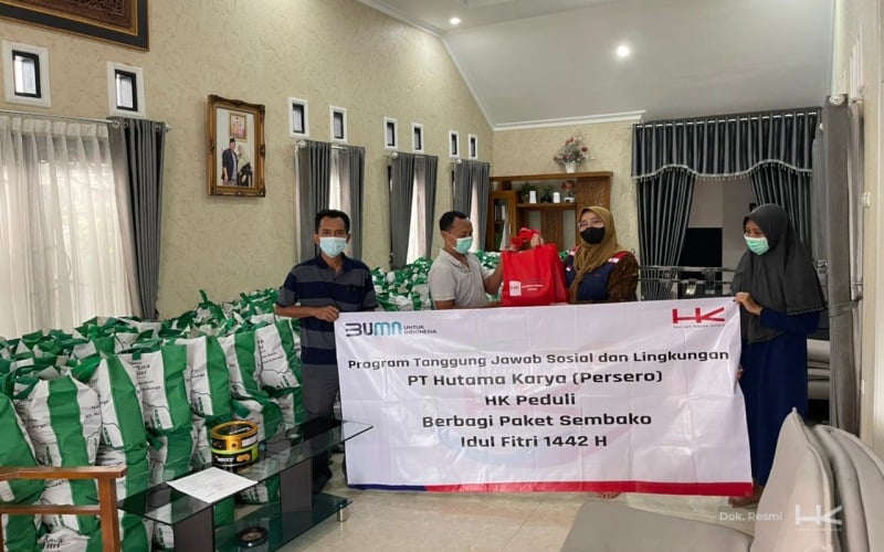  Hutama Karya Bagikan Sembako ke Sejumlah Daerah Jelang Idulfitri