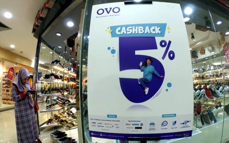 Poster promo platform pembayaran digital OVO terpampang di salah satu gerai fesyen pusat perbelanjaan di Bandung, Jawa Barat, Kamis (28/2/2019)./Bisnis-Rachman