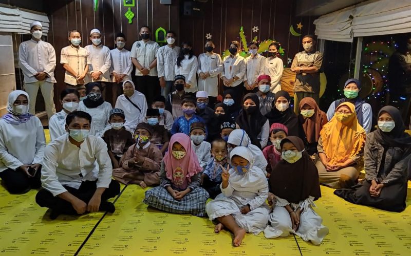 Manajemen Louis Kienne Hotel Simpang Lima Semarang mengajak anak-anak penghuni Panti Asuhan Dharul Aitam untuk berbuka puasa bersama di hotel. (Foto: Istimewa)