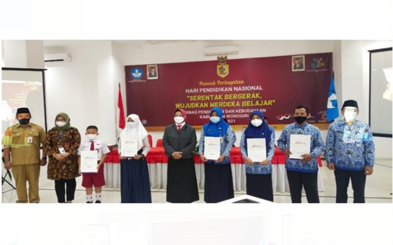 Bank Jateng Cabang Wonogiri memberikan penghargaan kepada 26 guru dan siswa berprestasi di Kabupaten Wonogiri. (Foto: Istimewa)