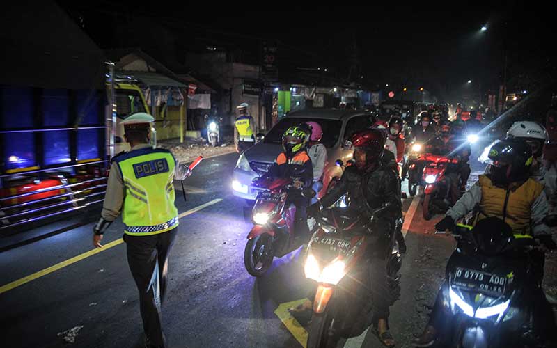  Pemudik Dipaksa Putar Balik Saat Melintasi Pos Penyekatan Mudik di Limbangan