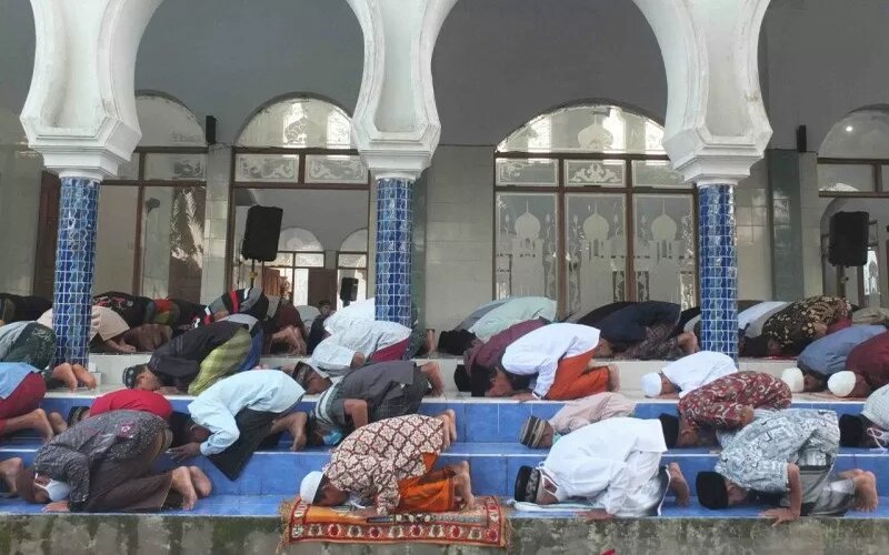 Warga melaksanakan shalat Idul Fitri 1442 Hijriah di masjid yang berada di Pesantren Salafiyah Syafi'iyah di Desa Suger Kidul, Kecamatan Jelbuk, Kabupaten Jember, Rabu (12/5/2021)./Antara-Zumrotun Solichah.