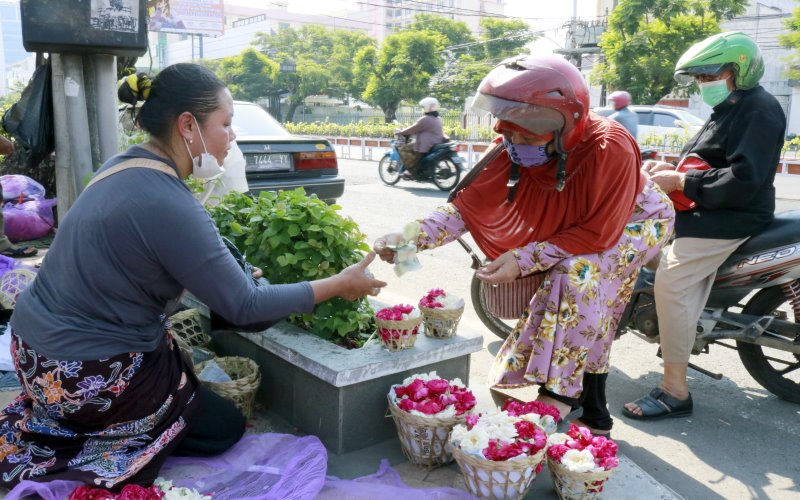  Kisah Pedagang Bunga di TPU, Berharap Ada Untung di Tengah Pandemi