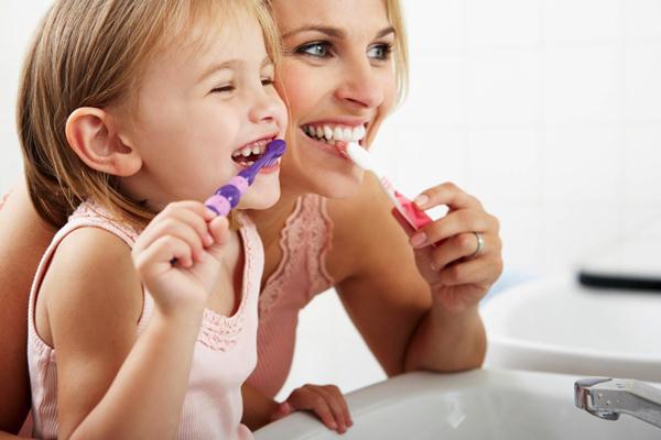 Ilustrasi. Mencuci gigi dengan pasta gigi berfluorida di pagi hari membantu menghilangkan plak dan bau mulut. Selain itu, untuk melindungi email gigi dari asam dengan menciptakan penghalang. /Vadentist