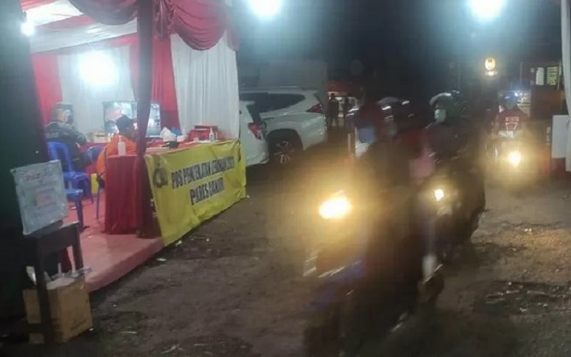  Petugas Renggangkan Penyekatan Perbatasan Puncak — Cianjur