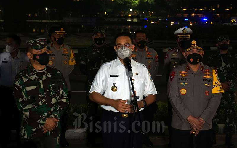  Anies Baswedan Bersama Kapolda Metro Tinjau Malam Takbiran di Jakarta