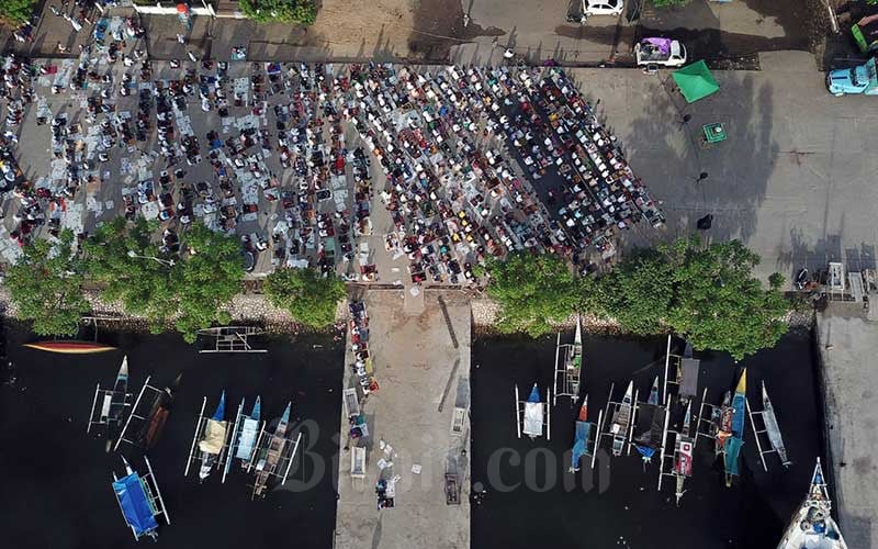  Suasana Salat Idulfitri di Pelabuhan Paotere Makassar