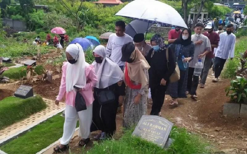  Penggali Kubur di Cikadut Tak Sempat Salat Idulfitri karena Makamkan Jenazah Covid-19